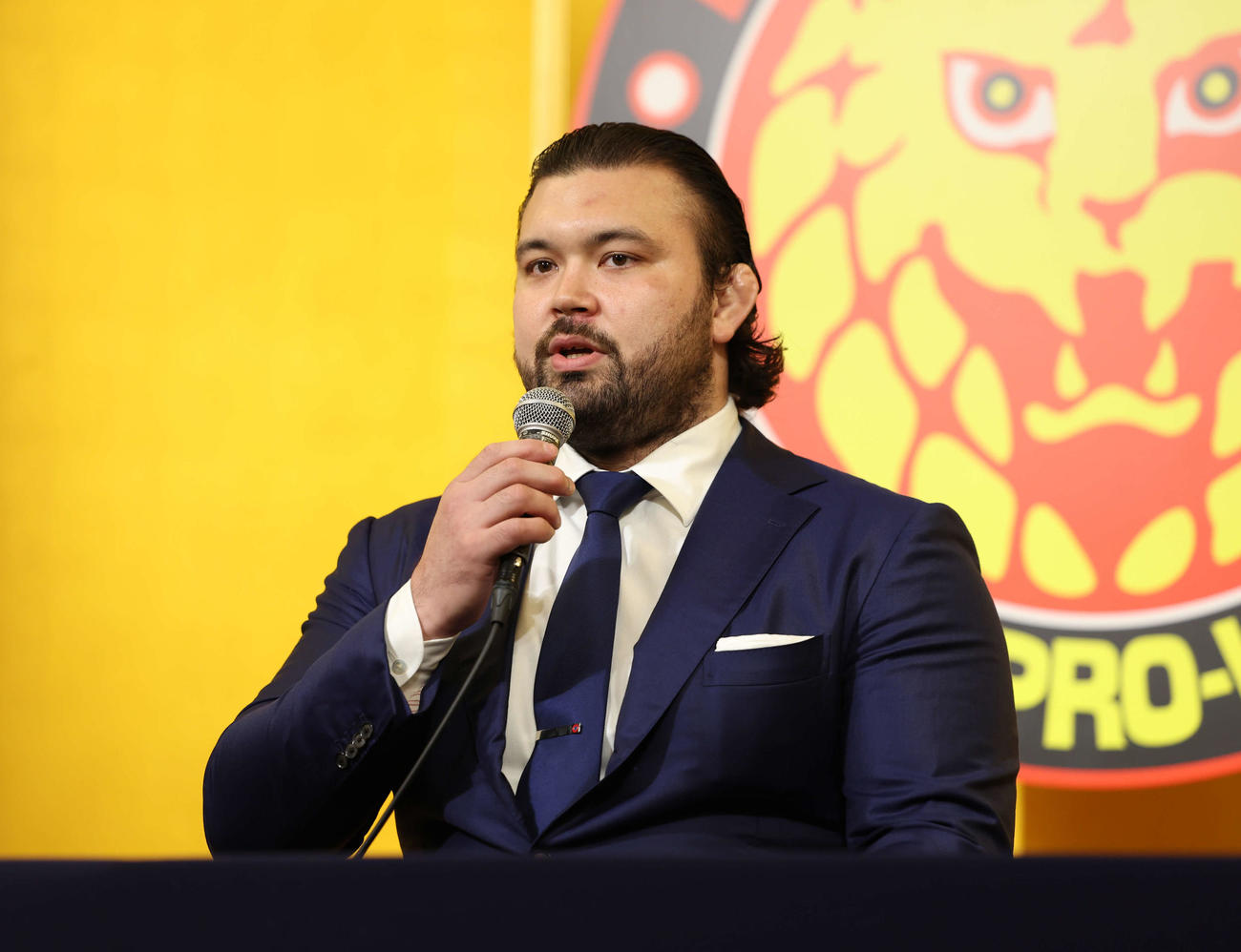 新日本プロレス入団会見で意気込みを話すウルフ・アロン（撮影・増田悦実）