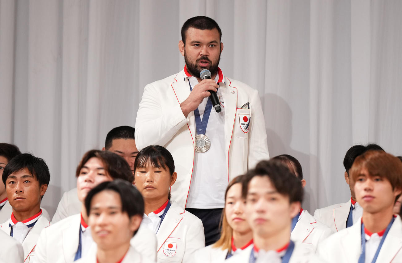 TEAM JAPAN帰国時会見でスピーチする柔道のウルフ（撮影・菅敏）