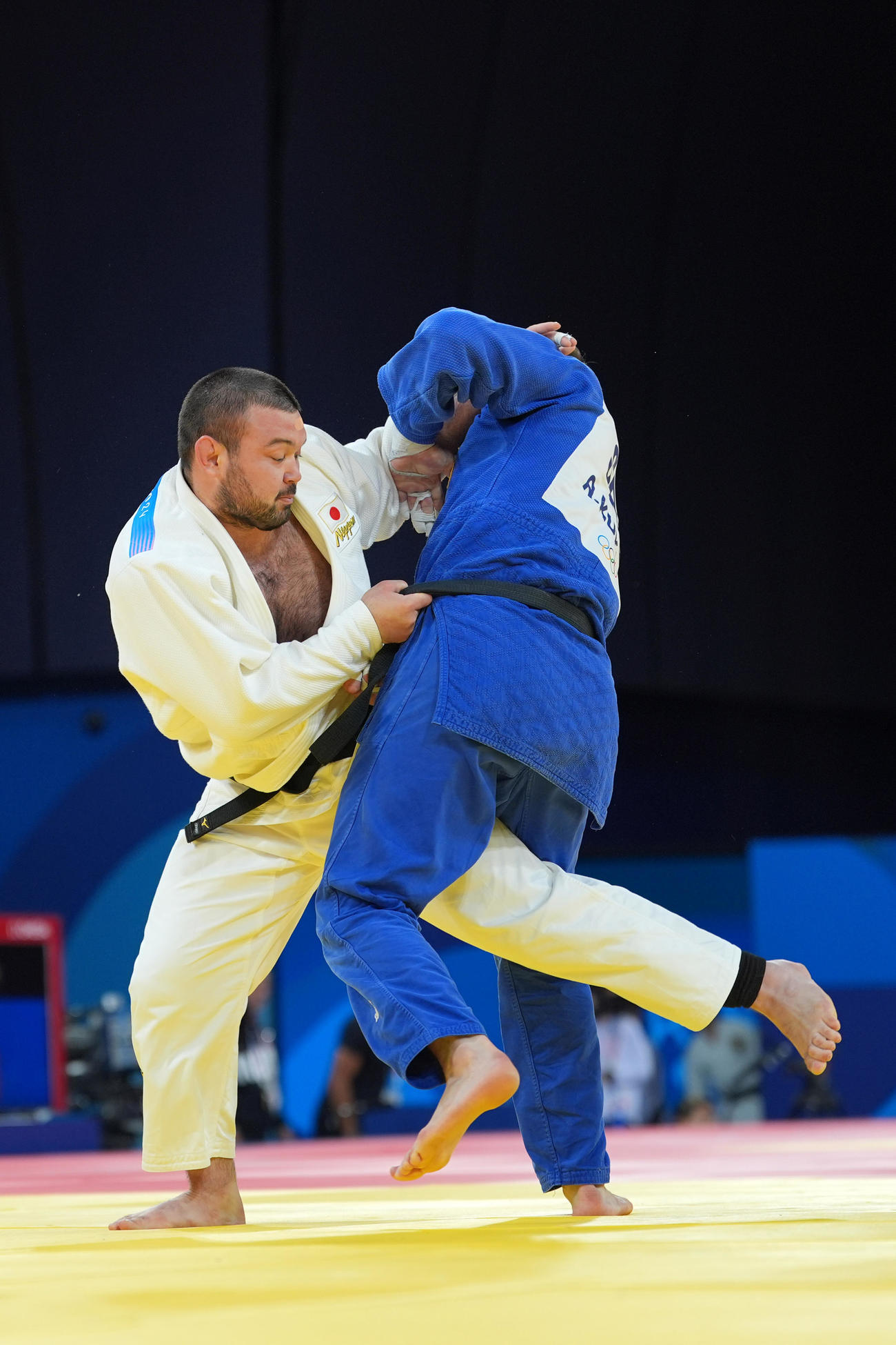 パリ五輪　混合団体　日本対セルビア　男子90キロ超級準々決勝　アレクサンダルクコリ（右）を攻めるウルフ・アロン（2024年8月3日撮影）