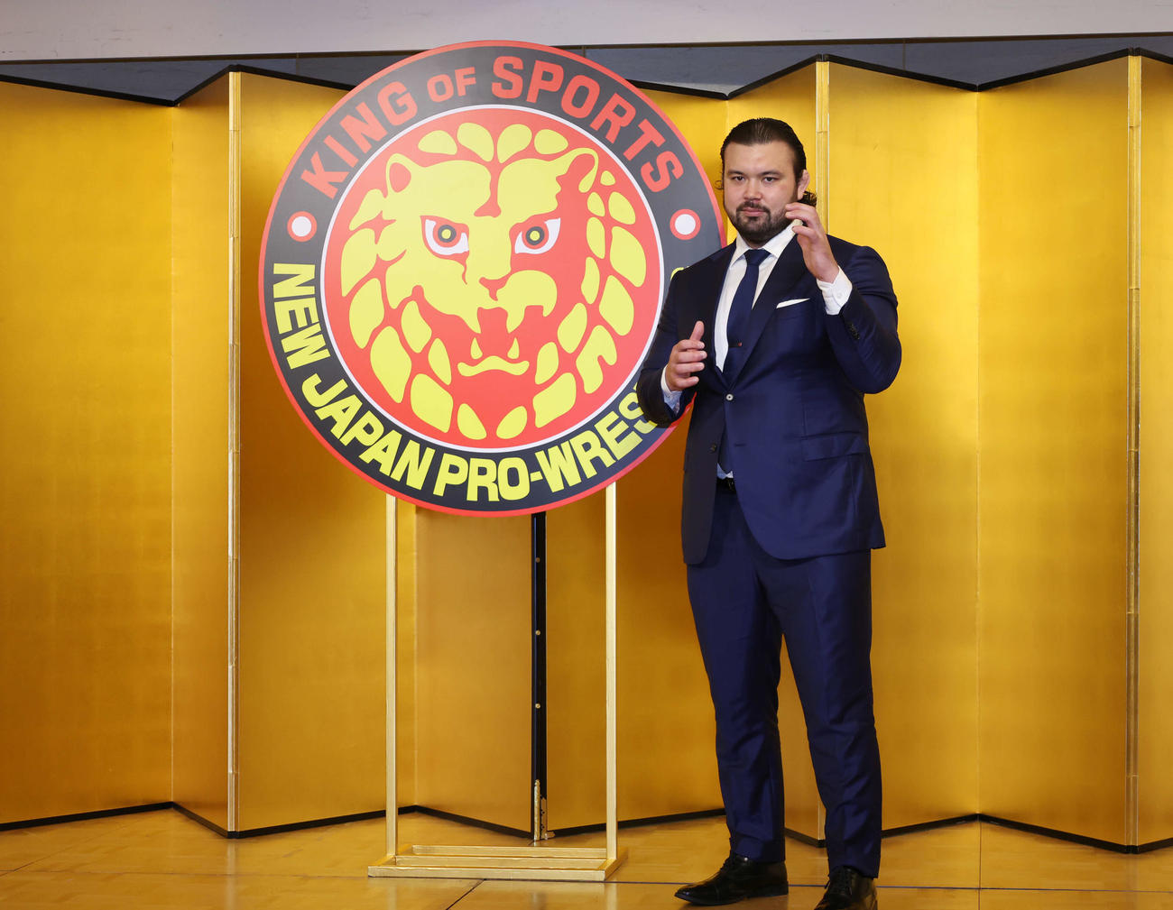 新日本プロレス入団会見の記念撮影で柔道ポーズを見せるウルフ・アロン（撮影・増田悦実）