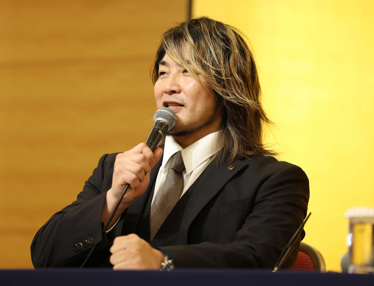 新日本プロレス入団会見で話をする新日本の棚橋弘至社長（撮影・増田悦実）