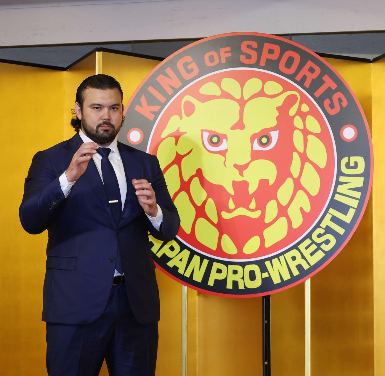 新日本プロレス入団会見の記念撮影で柔道ポーズを見せるウルフ・アロン（撮影・増田悦実）