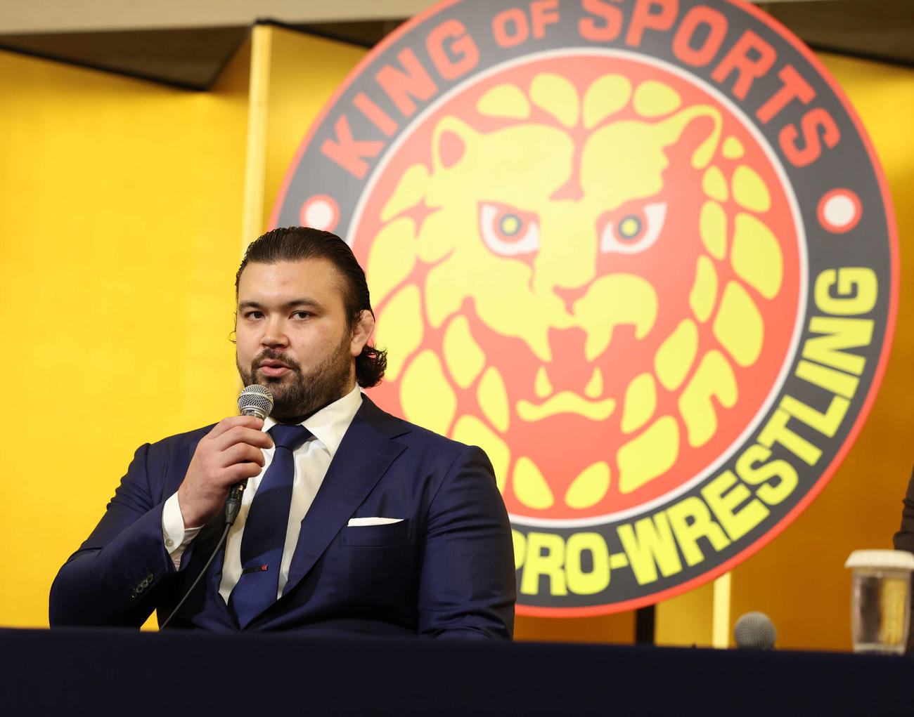 新日本プロレス入団会見で意気込みを話すウルフ・アロン（撮影・増田悦実）