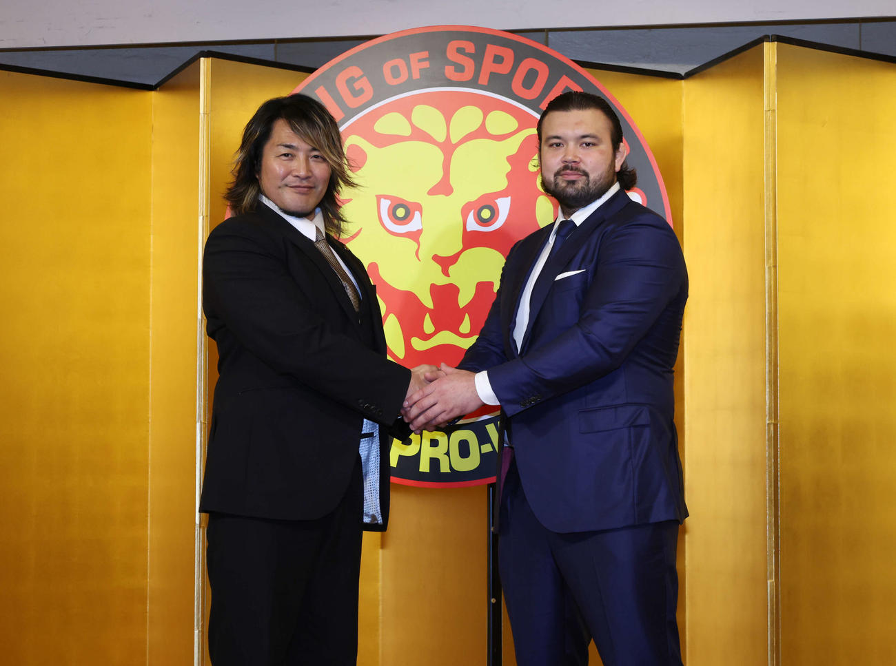 新日本プロレス入団会見で記念撮影をする新日本の棚橋弘至社長（左）とウルフ・アロン（撮影・増田悦実）