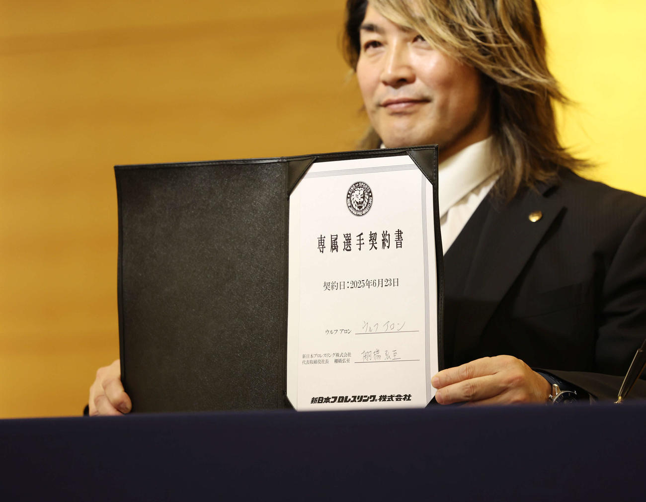 新日本プロレス入団会見でウルフ・アロンと新日本の棚橋弘至社長がサインをした契約書（撮影・増田悦実）