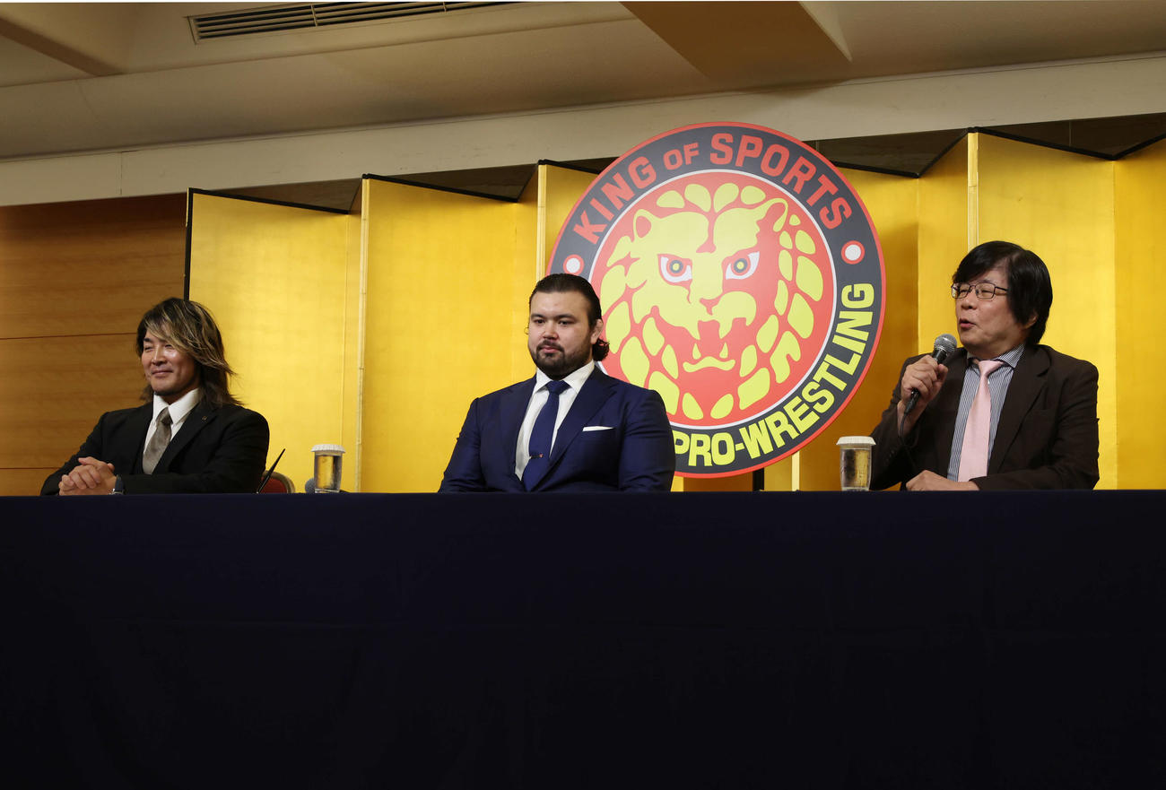 新日本プロレス入団会見に出席したウルフ・アロン。左は新日本の棚橋弘至社長、右はブシロードの木谷高明社長（撮影・増田悦実）
