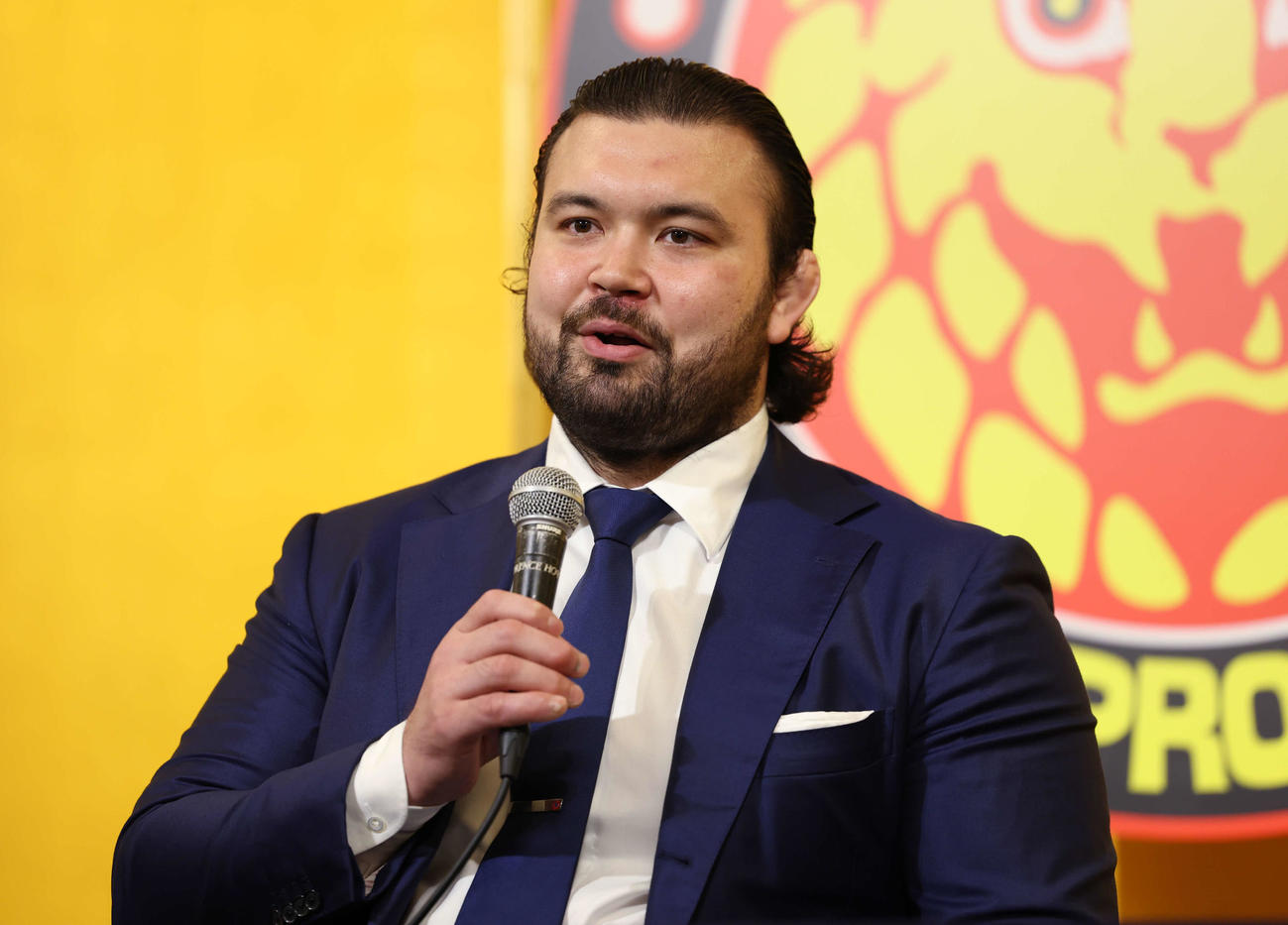 新日本プロレス入団会見で話をするウルフ・アロン（撮影・増田悦実）