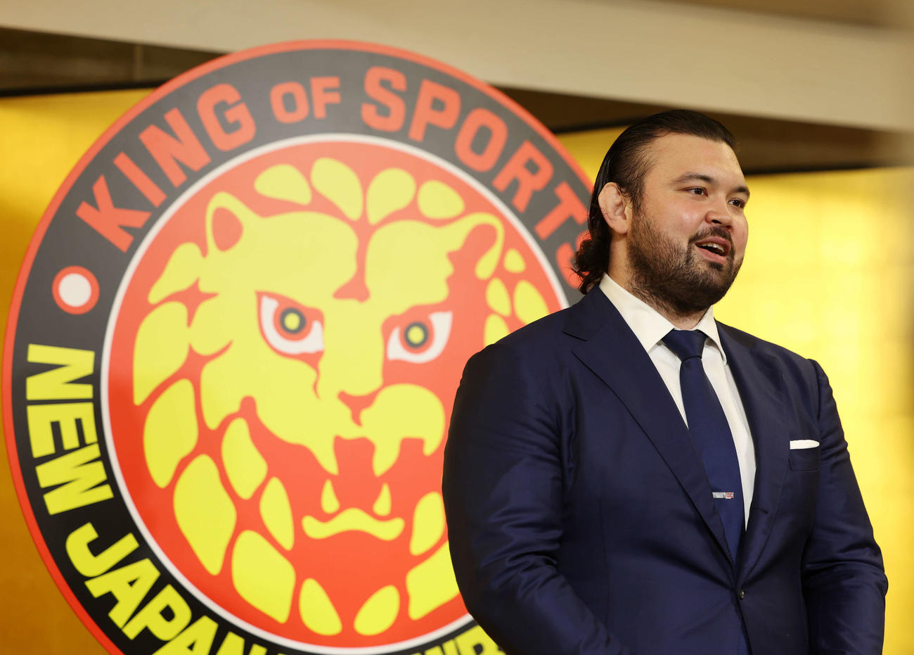 新日本プロレス入団会見囲み取材に応じるウルフ・アロン（撮影・増田悦実）