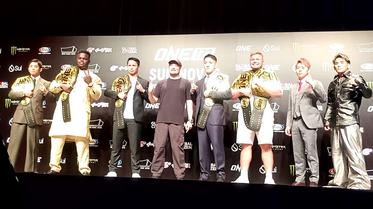 ONEの会見に出席した（左から）若松佑弥、オマール・ケイン、スーパーボン、チャトリCEO、野杁正明、アナトリー・マリキン、武尊、与座優貴