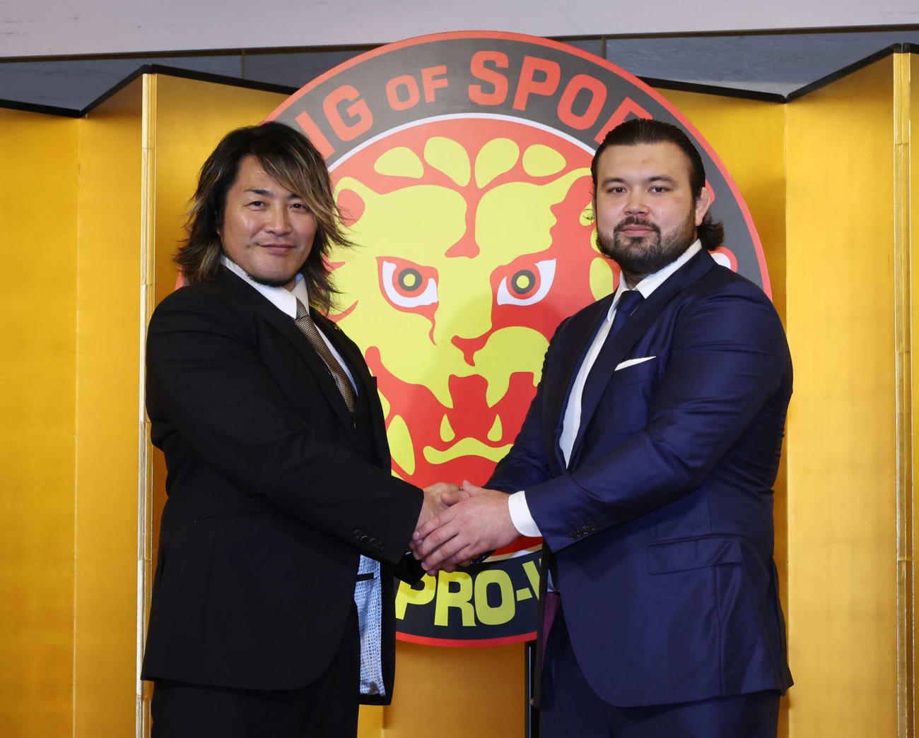 新日本プロレス入団会見で記念撮影をする新日本の棚橋弘至社長（左）、ウルフ・アロン（撮影・増田悦実）