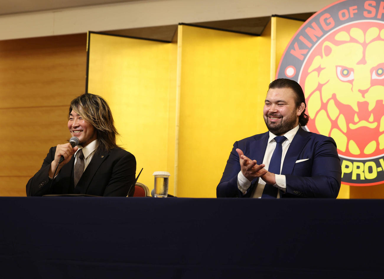 新日本プロレス入団会見で笑顔を見せる新日本の棚橋弘至社長（左）とウルフ・アロン（撮影・増田悦実）