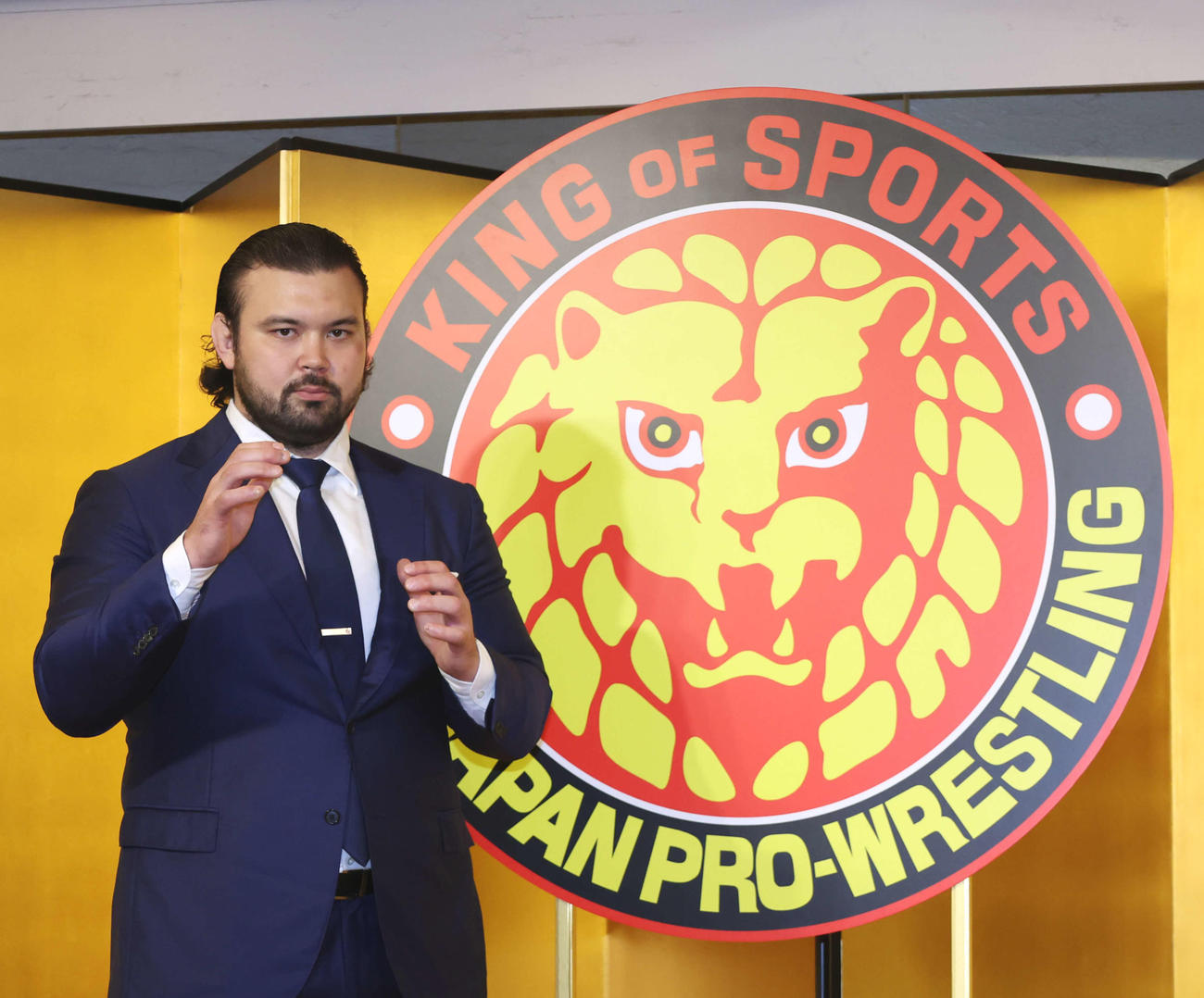 新日本プロレス入団会見の記念撮影で柔道ポーズを見せるウルフ・アロン（撮影・増田悦実）