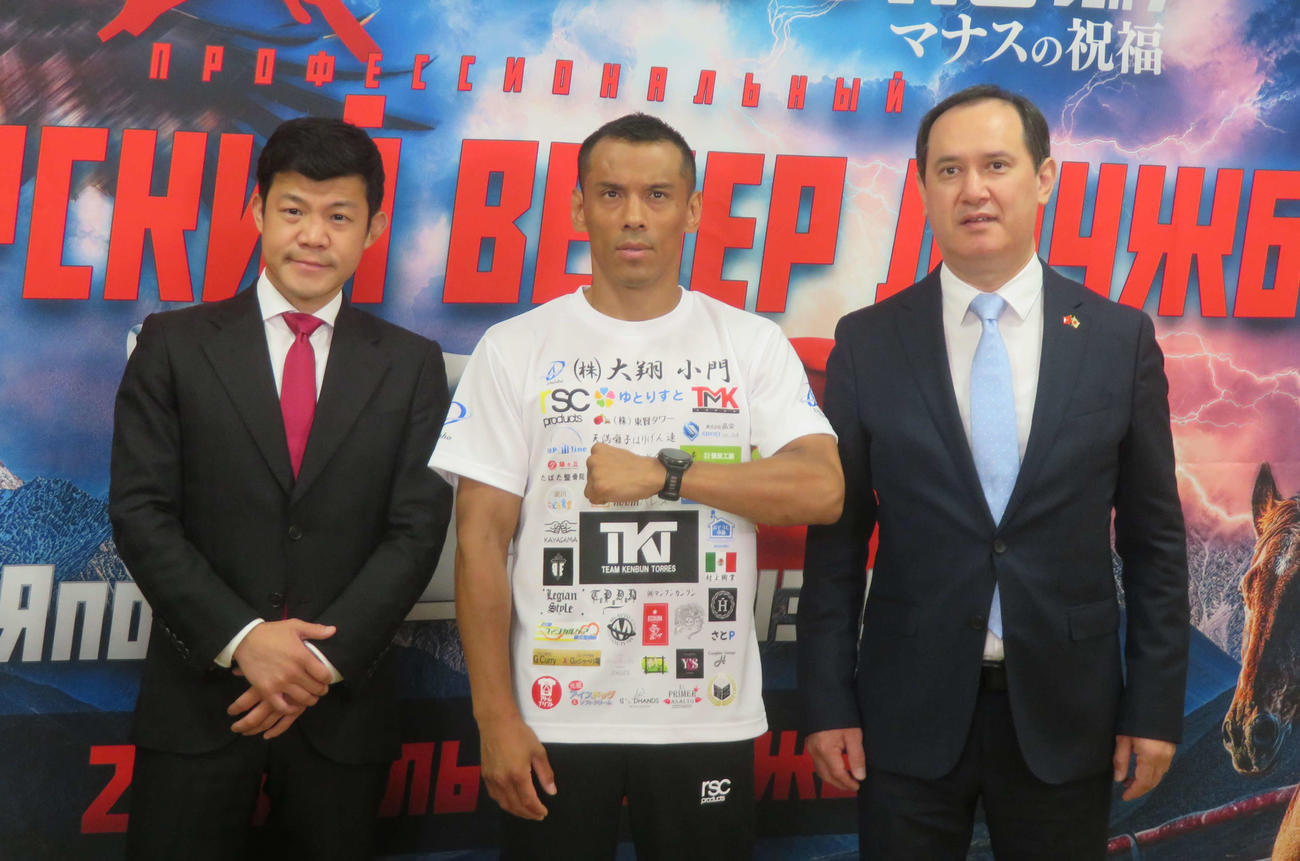 7月20日キルギス共和国でWBA世界スーパーフライ級挑戦者決定戦に臨む同級10位健文トーレス（中央）。左端は亀田興毅氏、右端はキルギス共和国エルキンペク・オソエフ特命全権大使