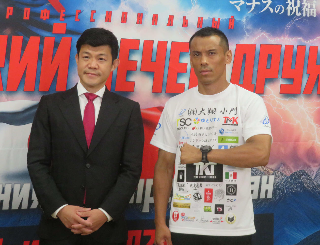 7月20日、キルギス共和国でWBA世界スーパーフライ級挑戦者決定戦に臨む同級10位の健文トーレス（右）と3150×LUSHBOMUの亀田興毅氏