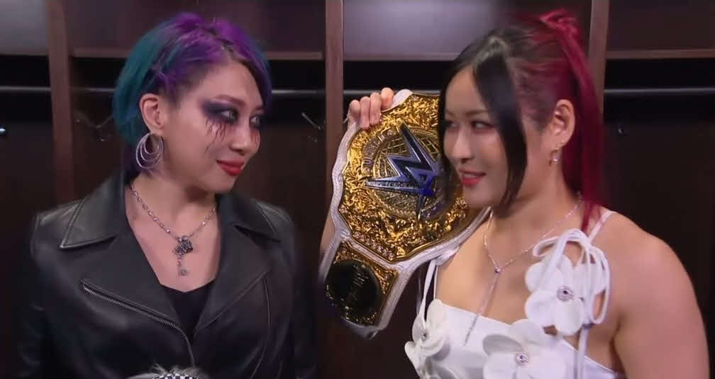 WWE女子世界王者イヨ・スカイ（右）とにらみ合うアスカ（C）AbemaTV, Inc.