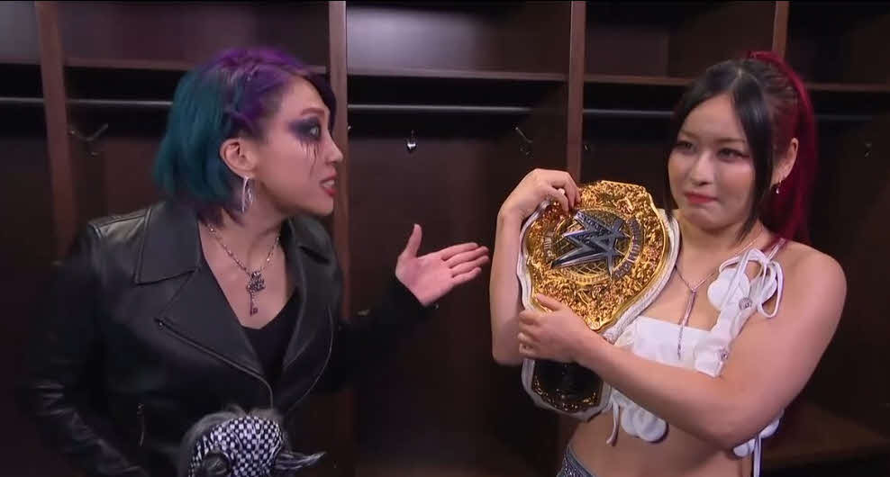 WWE女子世界王者イヨ・スカイ（右）に戦線布告するアスカ（C）AbemaTV, Inc.