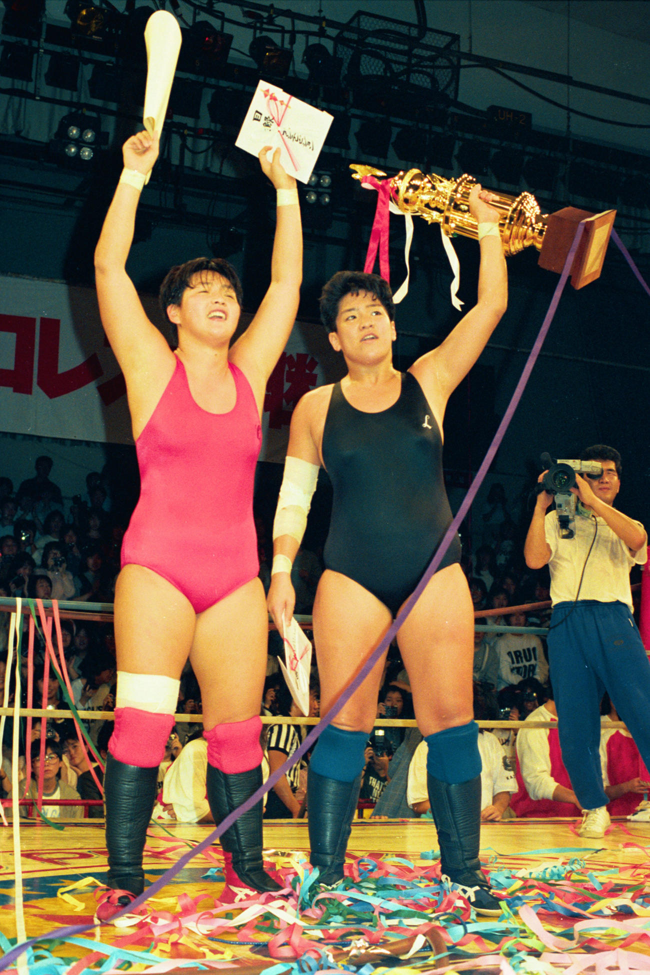 全日本女子プロレス　クラッシュギャルズの長与千種（左）とライオネス飛鳥（1987年10月撮影）