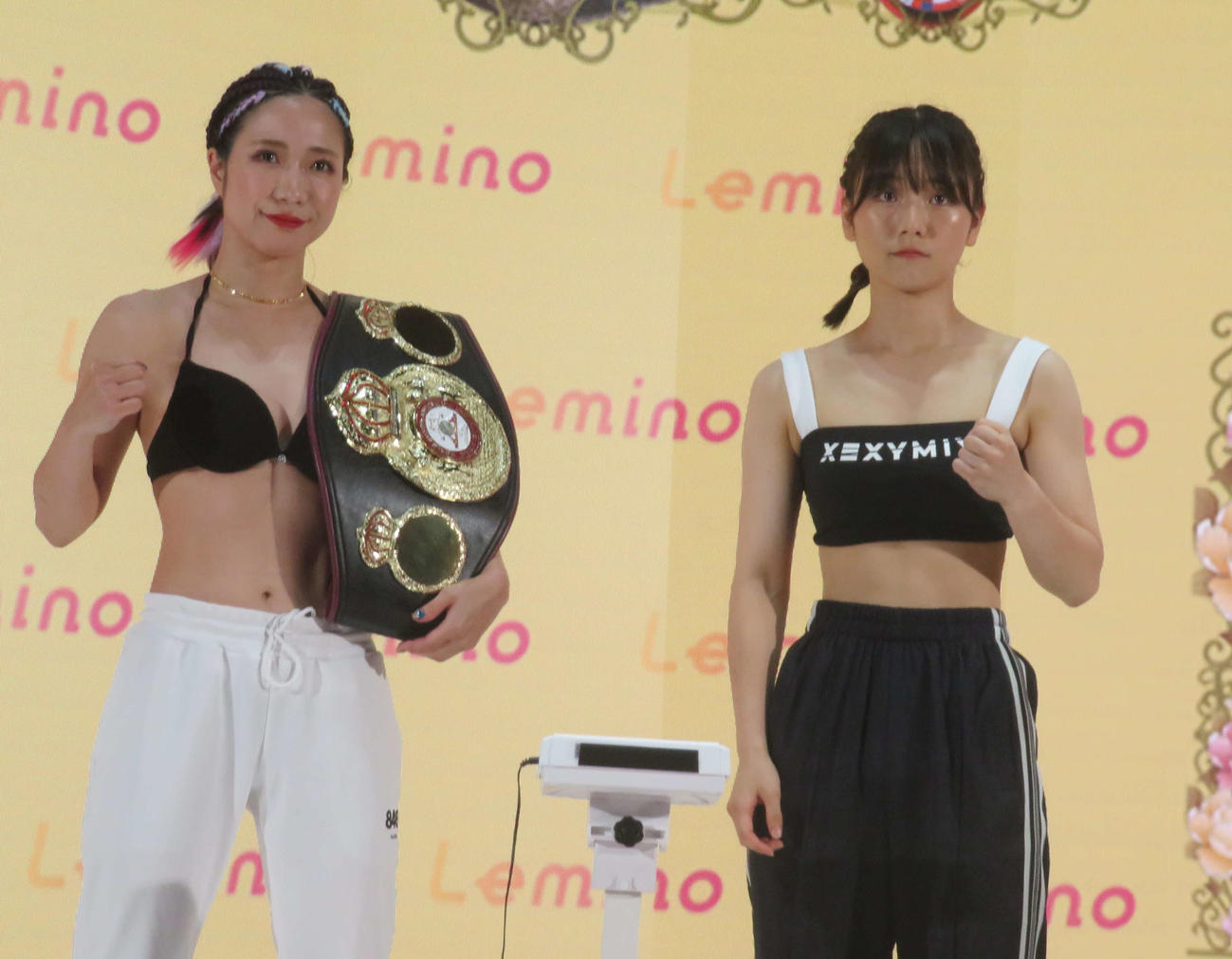 計量クリアしたWBA女子世界ミニマム級王者黒木優子（左）と挑戦者の同級4位鈴木なな子