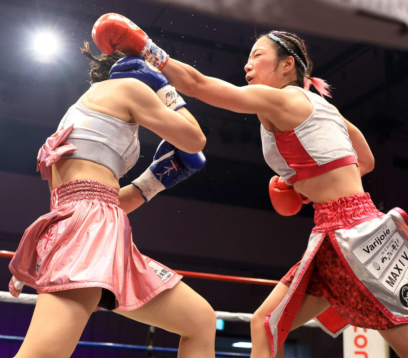 8回、鈴木（左）を攻める黒木優子（撮影・浅見桂子）