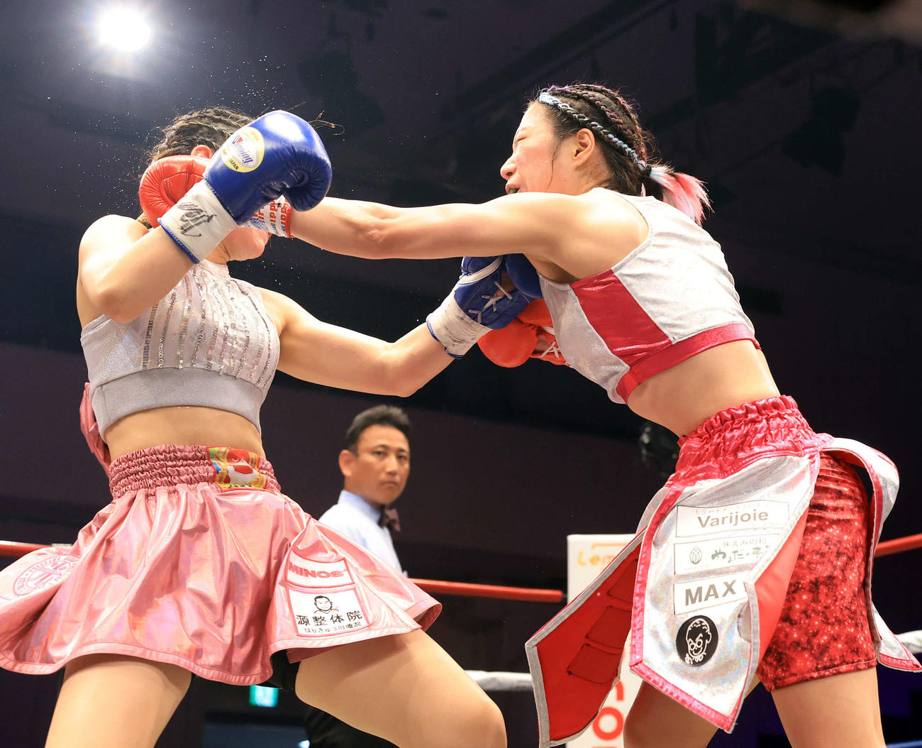 7回、鈴木（左）を攻める黒木（撮影・浅見桂子）