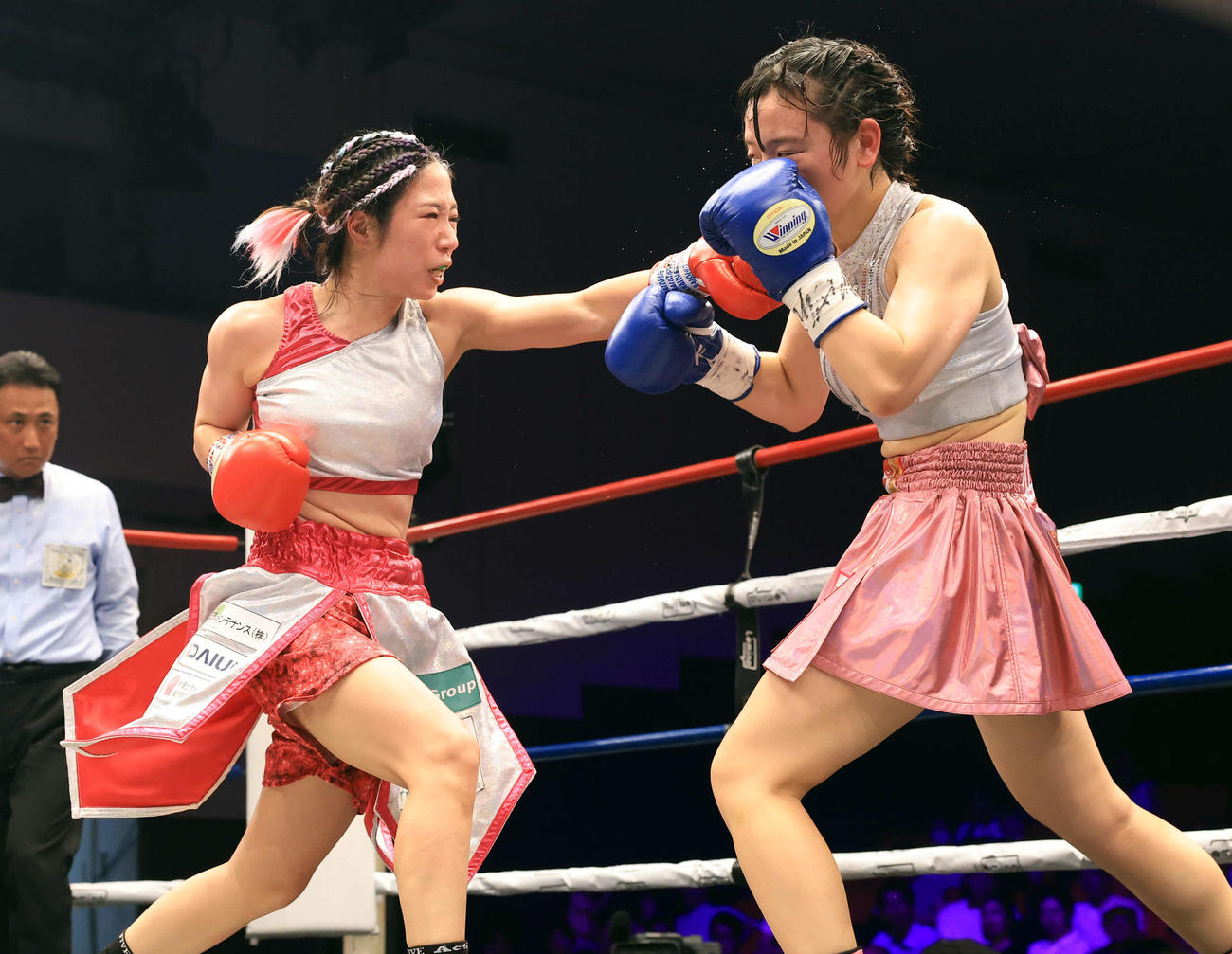 7回、鈴木（右）を攻める黒木（撮影・浅見桂子）