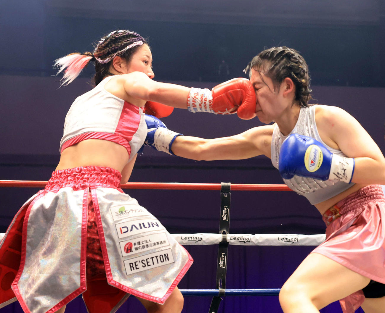 8回、鈴木（右）を激しく攻める黒木（撮影・浅見桂子）