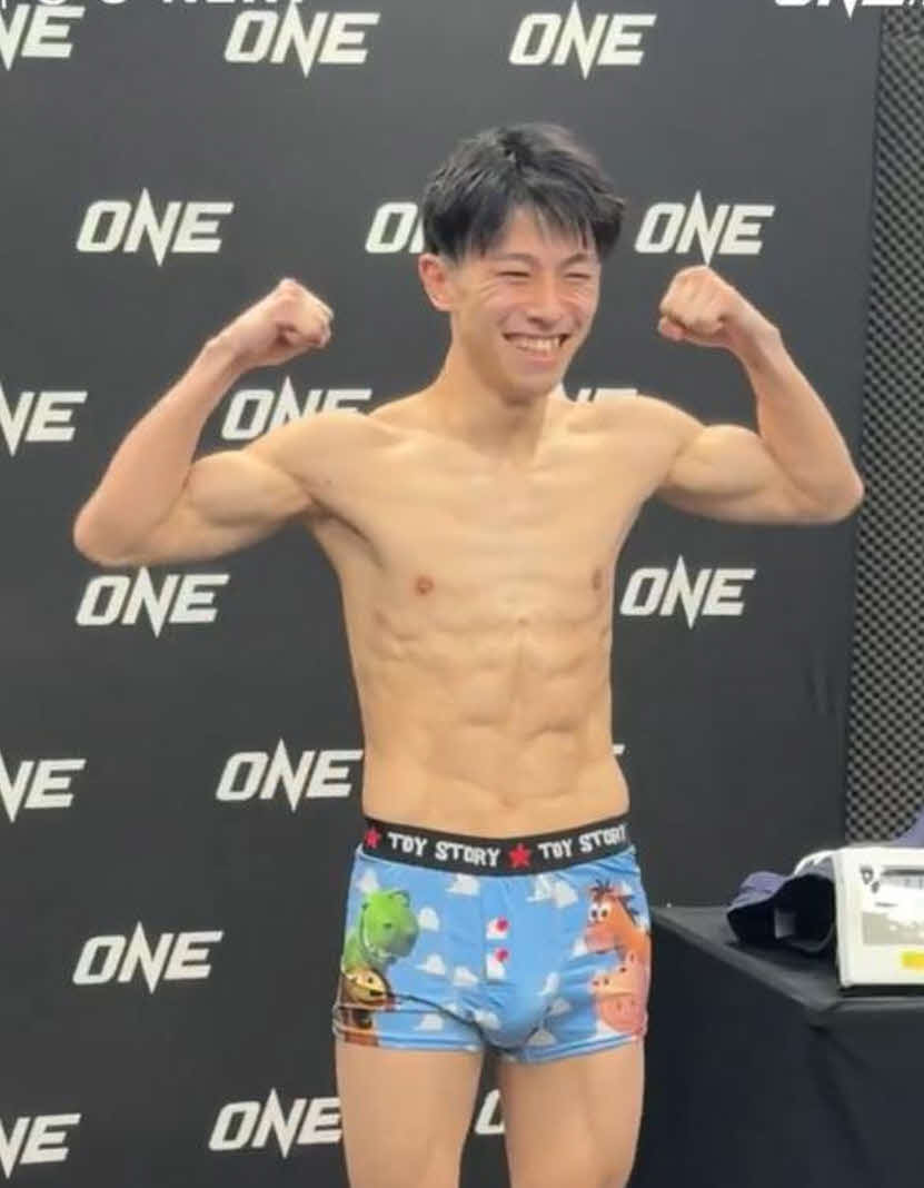 トイストーリーのパンツ姿でハイドレーションテストをクリアした吉成名高（U－NEXT公式Xから）