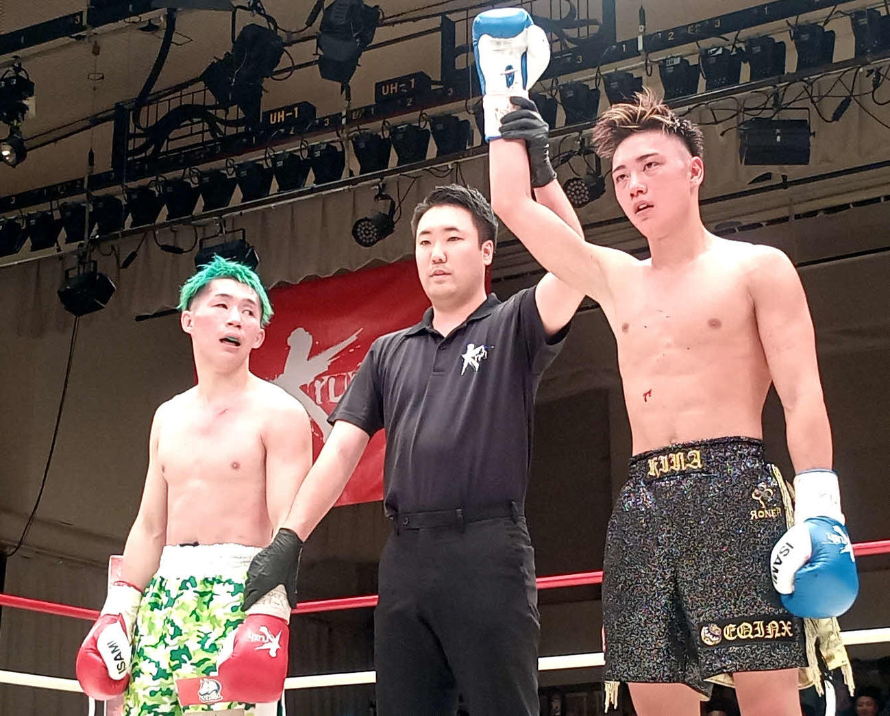 判定勝利を収めた松谷梛（右）だったが、KOできず笑顔はなかった