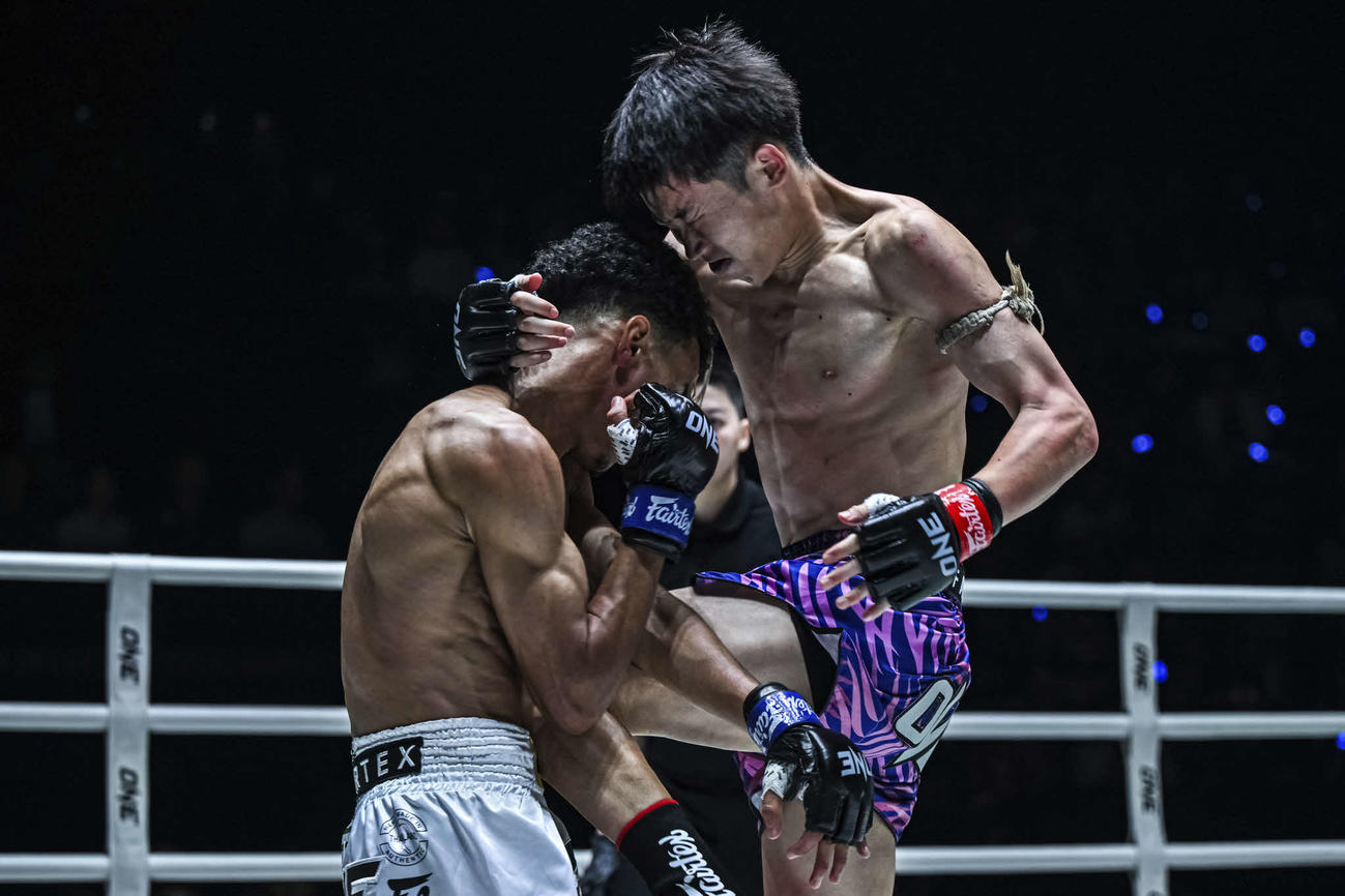 石井寿来（右）が強烈なヒザでKO勝利を飾った（C）ONE Championship