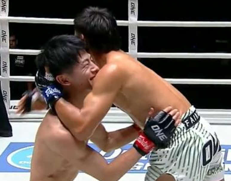 試合後、相手と抱き合う吉成名高（左）（ONE公式Xから）