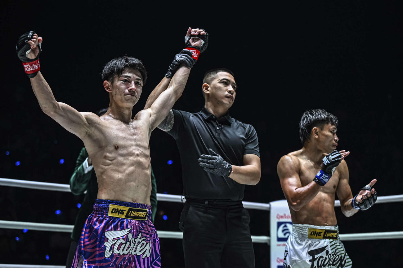 判定勝ちした吉成名高（左）（C）ONE Championship