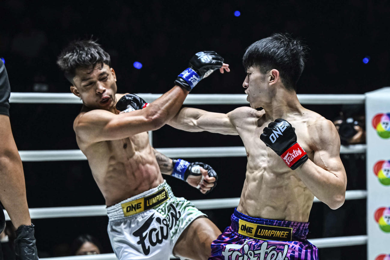 内容でバンルーロックを完封した吉成名高（右）だが、倒しきれなかったことは反省した（C）ONE Championship