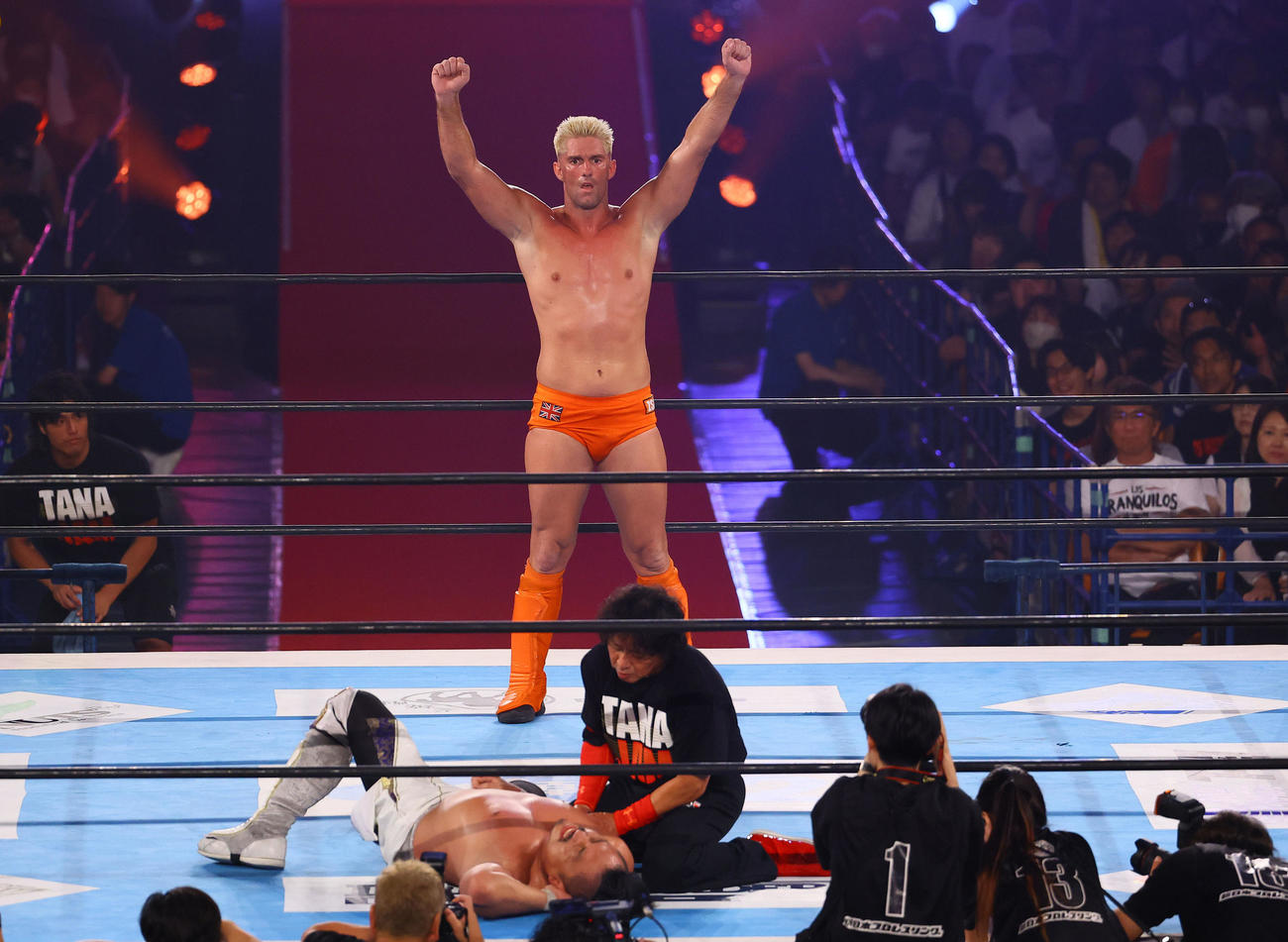 TANAHASHI JAM～至の第7試合IWGP世界ヘビー級選手権で後藤洋央紀（下）に勝利したザック・セイバーJr.（撮影・藤尾明華）
