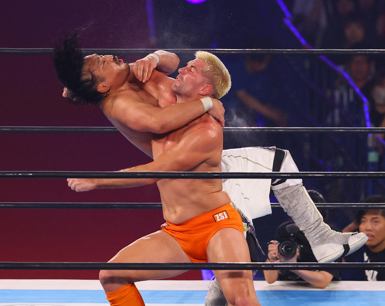 TANAHASHI JAM～至の第7試合IWGP世界ヘビー級選手権で後藤洋央紀（左）を攻めるザック・セイバーJr.（撮影・藤尾明華）