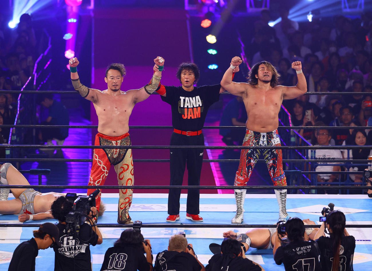 TANAHASHI JAM～至の第8試合メインイベントで勝利し喜ぶ丸藤正道（左）と棚橋弘至（撮影・藤尾明華）