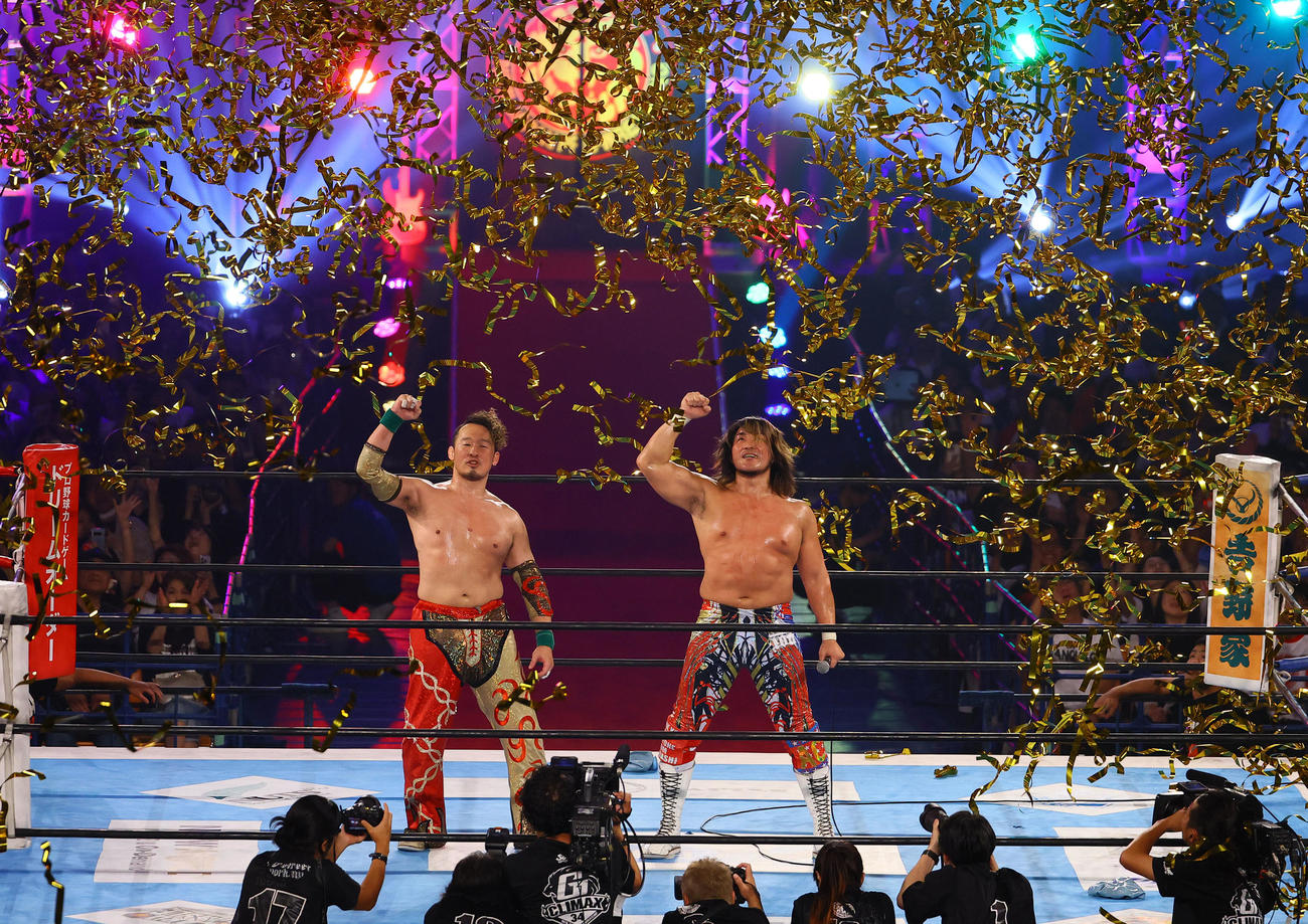 TANAHASHI JAM～至の第8試合メインイベントに勝利し、あいさつする丸藤正道（左）と棚橋弘至（撮影・藤尾明華）