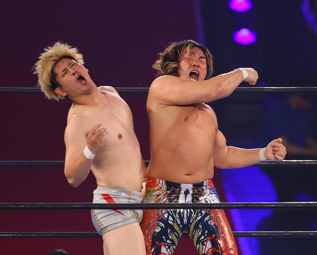 TANAHASHI JAM～至の第8試合メインイベントで清宮海斗（左）を攻める棚橋弘至（撮影・藤尾明華）
