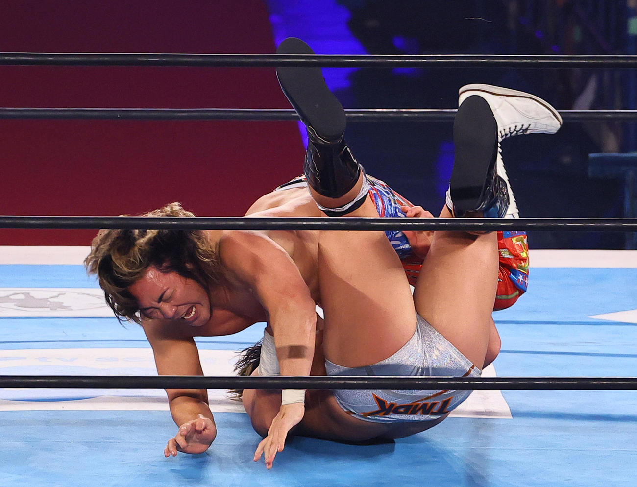 TANAHASHI JAM～至の第8試合メインイベントで大岩陵平（下）を攻める棚橋弘至（撮影・藤尾明華）