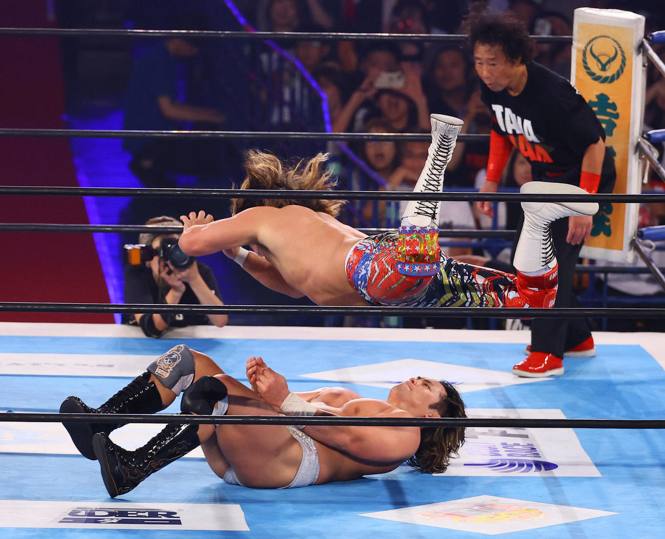 TANAHASHI JAM～至の第8試合メインイベントで大岩陵平（下）を攻める棚橋弘至（撮影・藤尾明華）