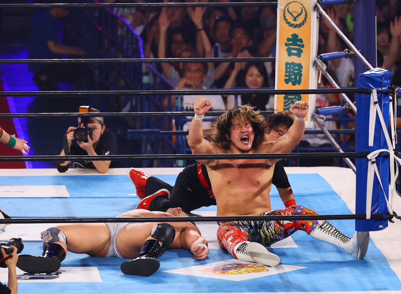 TANAHASHI JAM～至の第8試合メインイベントで大岩陵平にハイフライフローからの片エビ固めで勝利し、ガッツポーズをする棚橋弘至（撮影・藤尾明華）