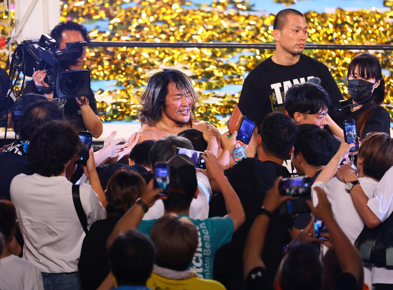 TANAHASHI JAM～至の第8試合メインイベントに勝利し、ファンとタッチを交わし引き揚げる棚橋弘至（撮影・藤尾明華）