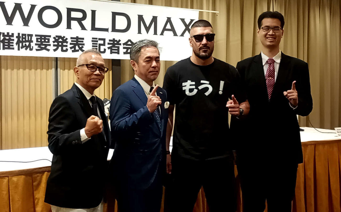 会見に出席した（左から）石井和義アドバイザー、宮田充プロデューサー、シナ・カリミアン、海外事業部のヨムジンダー・ウォラドン氏