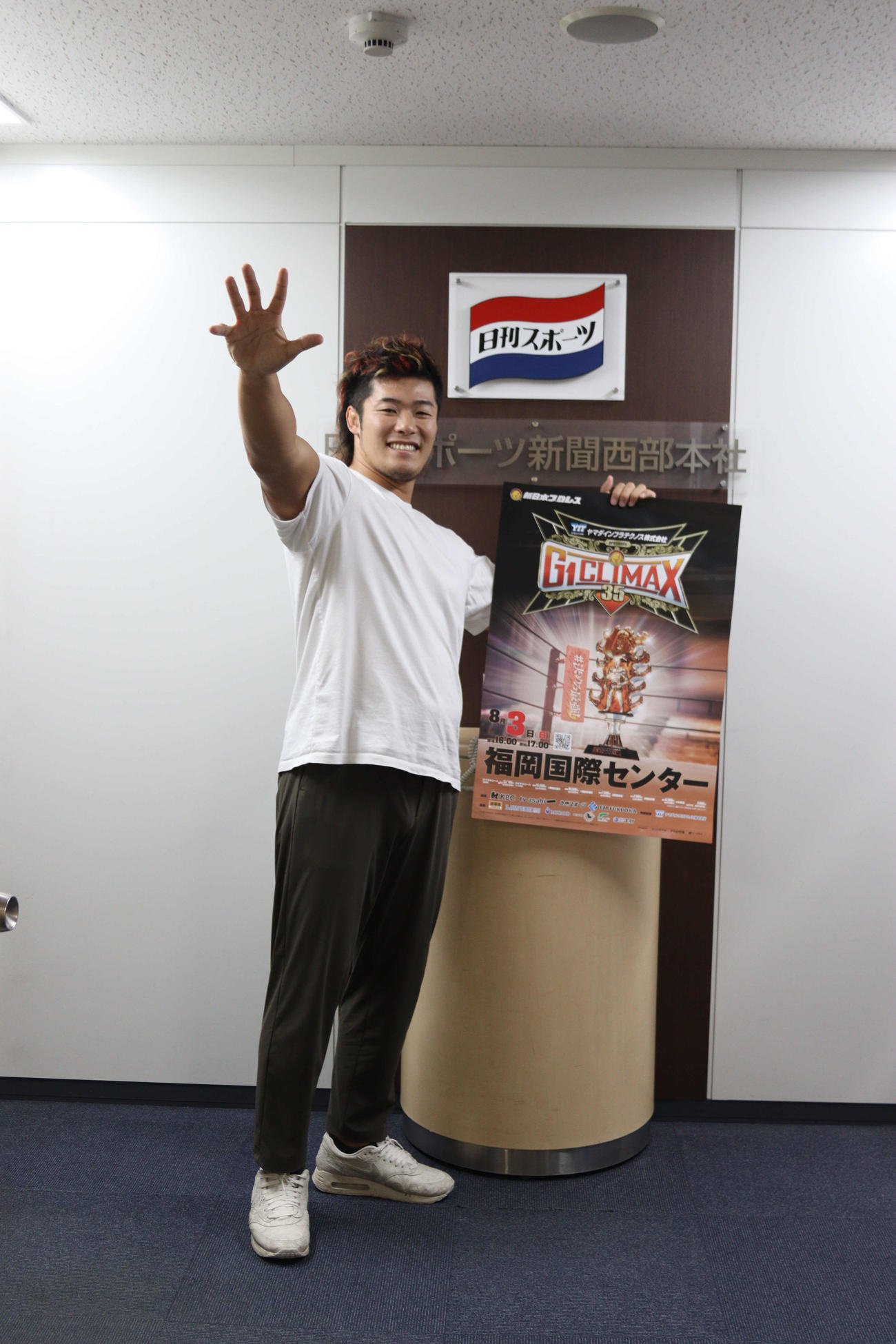 日刊スポーツ新聞西部本社を来社した新日本プロレスの上村