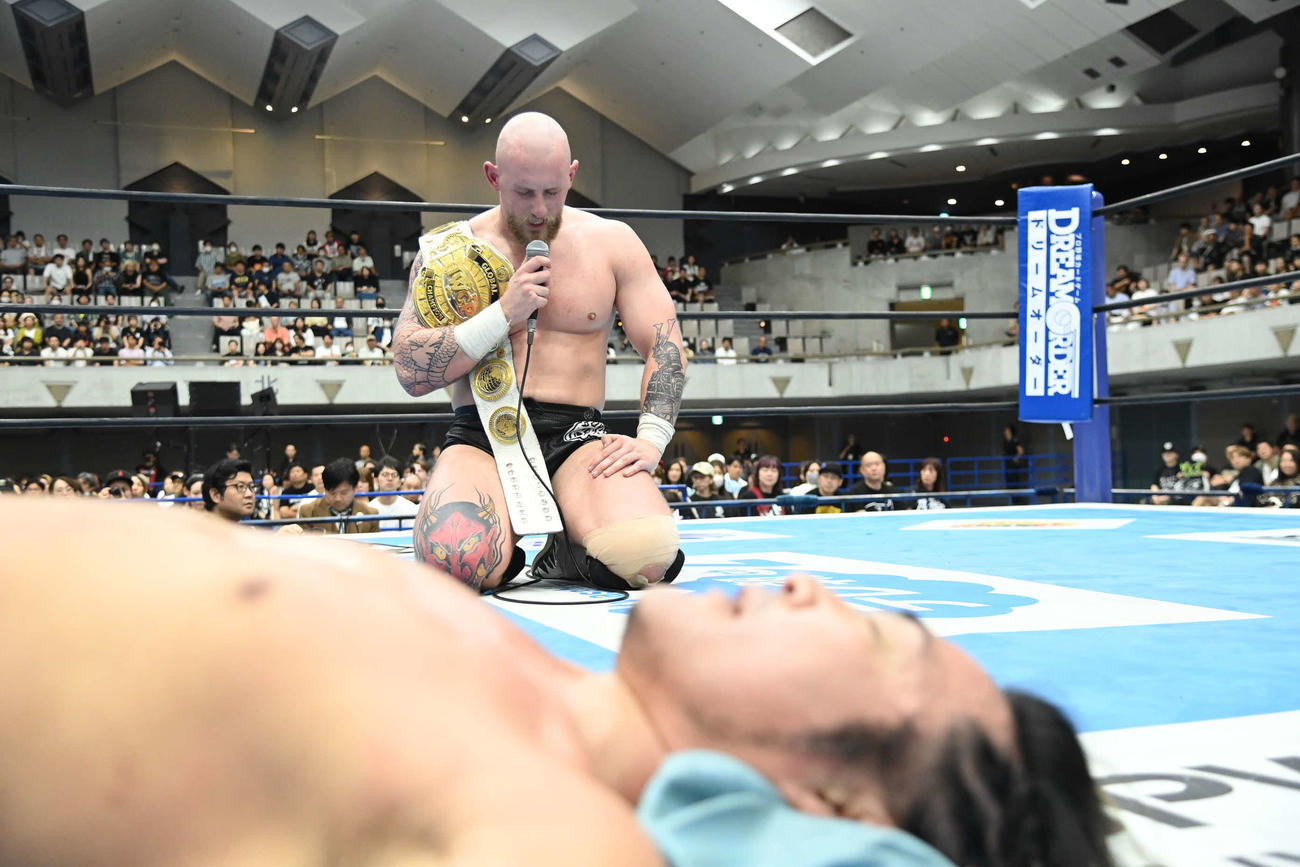 試合後、棚橋弘至に感謝したゲイブ・キッド（C）新日本プロレス