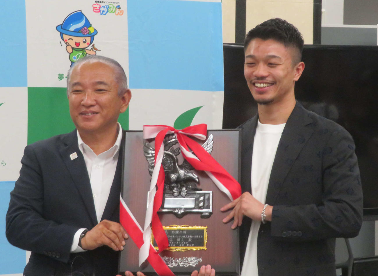 相模原市の本村賢太郎市長（左）から「称賛の盾」を贈られたWBC、IBF世界バンタム級統一王者中谷潤人
