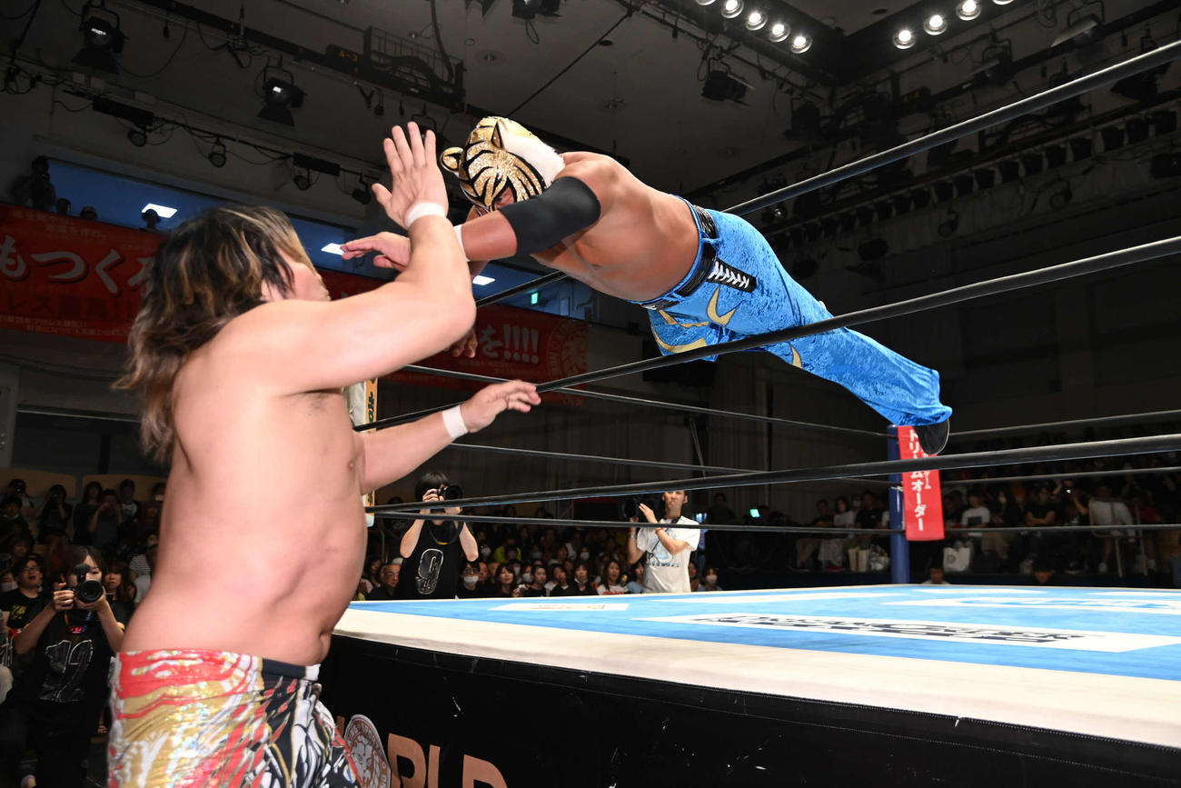 タイガーマスクは棚橋弘至戦に敗れた後、来年7月の引退を表明した（C）新日本プロレス