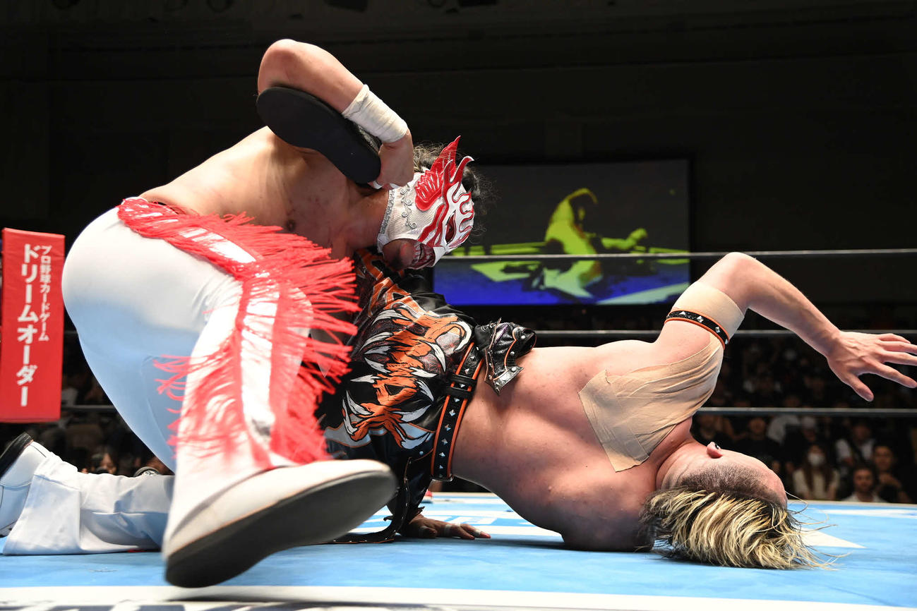 ジャベで藤田晃生を痛めつけるデスペラード（C）新日本プロレス