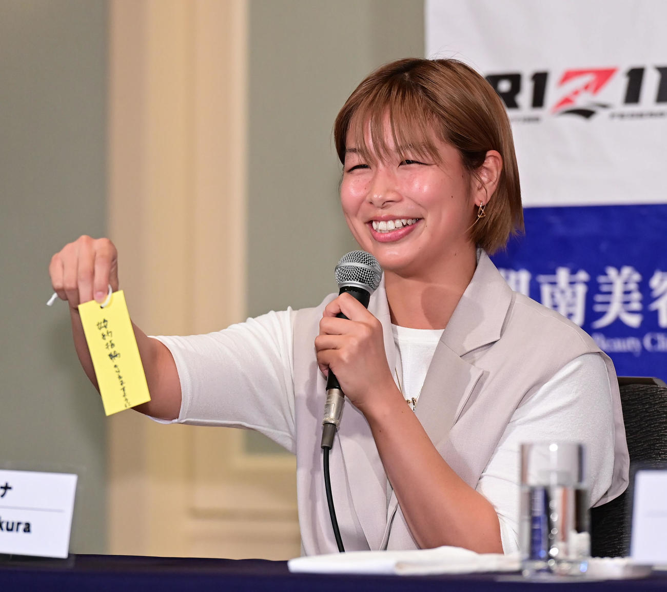 2022年7月7日、RIZIN37大会の追加対戦カード発表会見で七夕の短冊に「婚約指輪」と願いをしたためる浅倉カンナ