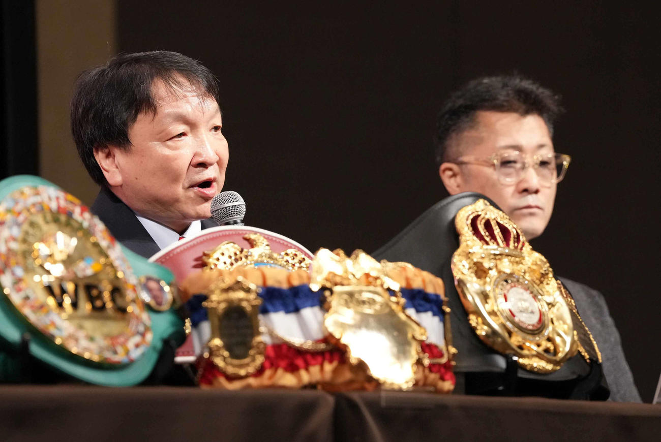 NTTドコモ　presents Lemino BOXINGトリプル世界戦の開催発表記者会見で記念撮影に臨む大橋会長。右は井上トレーナー（撮影・小沢裕）