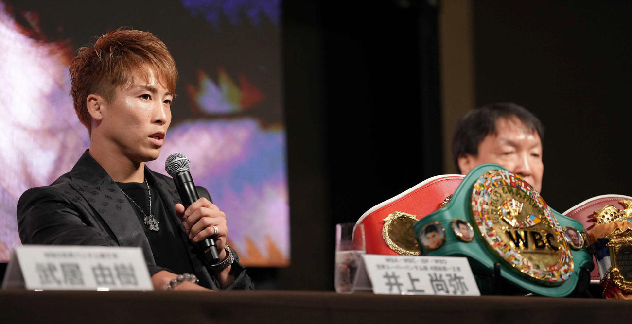 NTTドコモ　presents Lemino BOXINGトリプル世界戦の開催発表記者会見に臨む4団体統一王者の井上尚。右は大橋会長（撮影・小沢裕）